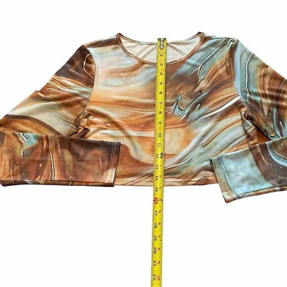Long Sleeve Marble Print Crop Top - Picture 3 of 8